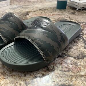 Nike men’s slide size 8